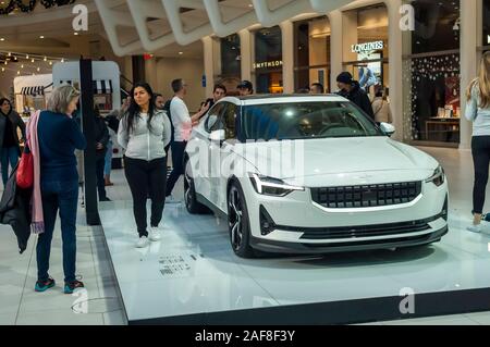 Besucher ogle der Polestar 2 alle - Elektroauto auf Anzeige im World Trade Center Verkehrsknotenpunkt inNew York am Sonntag, 8. Dezember 2019. Die polestar 2, eine Marke der Volvo Car Corp. wird in Luqiao, China gefertigt werden. VolvoÕa Muttergesellschaft ist die chinesische Zhejiang Geely Holding Group. Die schwedische Volvo war von der Ford Motor Company gekauft und schließlich zu Geely Holding Group verkauft. (© Richard B. Levine) Stockfoto