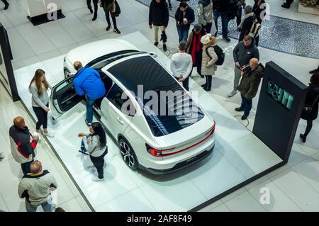 Besucher ogle der Polestar 2 alle - Elektroauto auf Anzeige im World Trade Center Verkehrsknotenpunkt inNew York am Sonntag, 8. Dezember 2019. Die polestar 2, eine Marke der Volvo Car Corp. wird in Luqiao, China gefertigt werden. VolvoÕa Muttergesellschaft ist die chinesische Zhejiang Geely Holding Group. Die schwedische Volvo war von der Ford Motor Company gekauft und schließlich zu Geely Holding Group verkauft. (© Richard B. Levine) Stockfoto