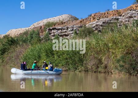 Rafting auf dem Rio Grande Fluss, fließt nordöstlich in der Nähe von Rio Grande Village, Big Bend National Park, Texas. Invasive Carrizo Zuckerrohr am Ufer. Stockfoto