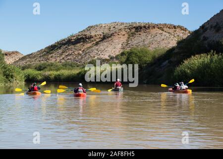 Kanu auf dem Rio Grande Fluss, fließt nordöstlich in der Nähe von Rio Grande Village, Big Bend National Park, Texas. Invasive Carrizo Zuckerrohr an Banken. Stockfoto