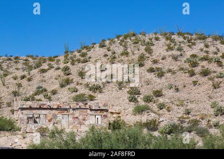 Ruinen von 1950s-era Langford Hot Springs, Big Bend National Park, in der Nähe von Rio Grande Village. Ocotillo und Pricklypear Kaktus wächst an einem Hang. Stockfoto