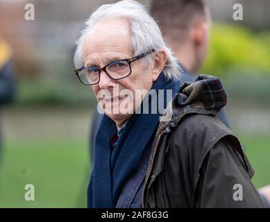 London, Großbritannien. 13. Dezember 2019. 2019 Politicial Kommentatoren kommen am College Green Westminster London zu den Medien zu sprechen, die nach den allgemeinen Wahlen im Bild: Ken Loach, Veteran Englisch Film Maker und sozialen Kommentator Credit Ian DavidsonAlamy leben Nachrichten Stockfoto