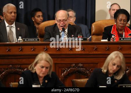 Haus richterlichen Ausschusses Mitglied rep. Steve Cohen (D-TN) (C) Stimmen für den ersten von zwei Artikeln Amtsenthebungsverfahren gegen den US-Präsidenten Donald Trump während der abschließenden Momente einer Anhörung im Longworth House Bürogebäude auf dem Capitol Hill am Freitag, 13. Dezember 2019 in Washington, DC. Die Artikel kostenlos Trumpf mit dem Missbrauch von Macht und die Behinderung des Kongresses. Haus Demokraten behaupten, dass Trump eine klare und gegenwärtige Gefahr" für die nationale Sicherheit und die Wahl 2020 auf seinen Umgang mit der Ukraine auf der Grundlage gestellt. Pool Foto von Chip Somodevilla/UPI Stockfoto