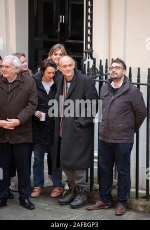 10 Downing Street, London, UK. 13. Dezember 2019. Sonderberater der Regierung, Dominic Cummings, hört zu, Boris Johnson's Rede in Downing Street nach dem Dezember 2019 allgemeine Wahlen, mit der Downing Street Personal außerhalb 11 Downing Street. Credit: Malcolm Park/Alamy Leben Nachrichten. Stockfoto