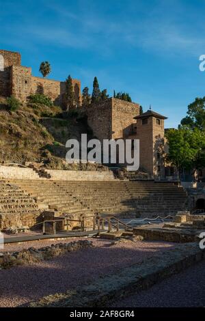 Das Römische Theater und die Alcazaba schloss. Malaga, Andalusien, Spanien Stockfoto