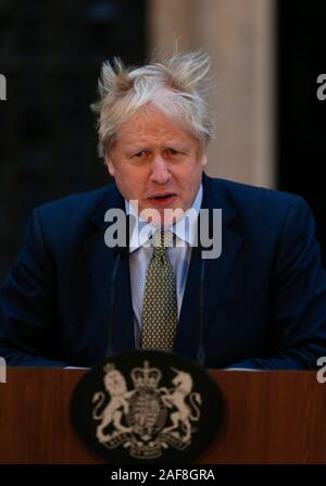 London, Großbritannien. 13 Dez, 2019. Der britische Premierminister Boris Johnson spricht außerhalb 10 Downing Street in London, Großbritannien, 13. Dez., 2019. Der britische Premierminister Boris Johnson unter der Leitung von Buckingham Palace Freitag für ein Publikum mit Königin Elizabeth nach seinem Gewinn in allgemeinen Wahlen vom Donnerstag. Credit: Han Yan/Xinhua/Alamy leben Nachrichten Stockfoto