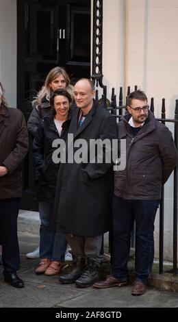 10 Downing Street, London, UK. 13. Dezember 2019. Sonderberater der Regierung, Dominic Cummings, hört zu, Boris Johnson's Rede in Downing Street nach dem Dezember 2019 allgemeine Wahlen, mit der Downing Street Personal außerhalb 11 Downing Street. Credit: Malcolm Park/Alamy Leben Nachrichten. Stockfoto