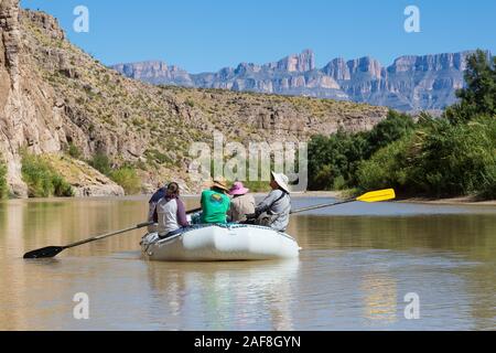 Big Bend National Park. Sparren auf dem Rio Grande, Hot Springs Canyon. Die Berge der Sierra del Carmen (Mexiko) in der Ferne. El Pico 9000+ Füße. Stockfoto