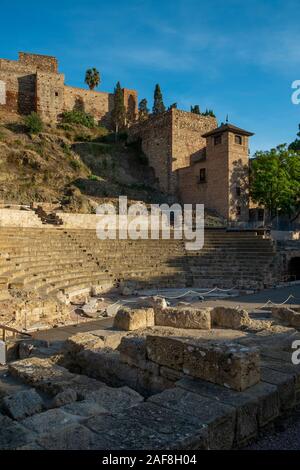 Das Römische Theater und die Alcazaba schloss. Malaga, Andalusien, Spanien Stockfoto