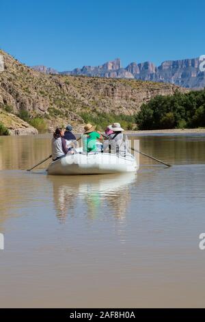 Big Bend National Park. Sparren auf dem Rio Grande, Hot Springs Canyon. Die Berge der Sierra del Carmen (Mexiko) in der Ferne. El Pico 9000+ Füße. Stockfoto