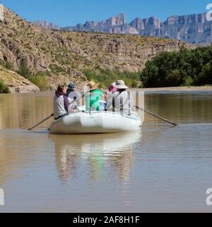 Big Bend National Park. Sparren auf dem Rio Grande, Hot Springs Canyon. Die Berge der Sierra del Carmen (Mexiko) in der Ferne. El Pico 9000+ Füße. Stockfoto