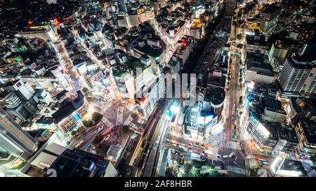 Tokyo, Japan - 5 November 2019: Shibuya Scramble crossing Stadtbild bei Nacht, auto transport und gedrängten Menschen gehen. Hohe Blickwinkel betrachten. Asien Tourismus Stockfoto