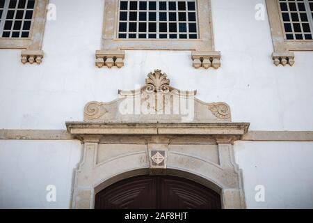 Architektonische Details der Kirche Matriz in der Innenstadt von Albufeira, Portugal Stockfoto