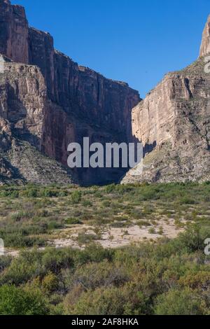 Abfahrt von Santa Elena Canyon, Big Bend National Park, Texas. Mexiko auf der Linken, USA auf der rechten Seite. Stockfoto