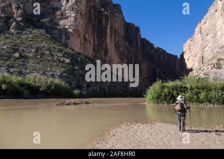 Abfahrt von Santa Elena Canyon, Big Bend National Park, Texas. Wanderer überlegen, ob Kreuz nach Santa Elena Canyon Trail. Stockfoto