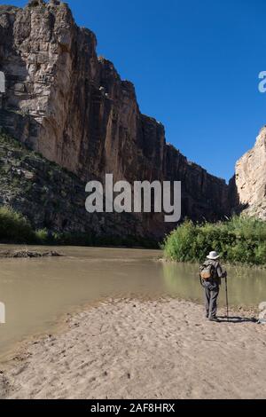 Abfahrt von Santa Elena Canyon, Big Bend National Park, Texas. Wanderer überlegen, ob Kreuz nach Santa Elena Canyon Trail. Stockfoto