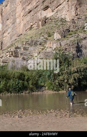 Wanderer Überfahrt nach Santa Elena Canyon Trail, Big Bend National Park, Texas. Stockfoto