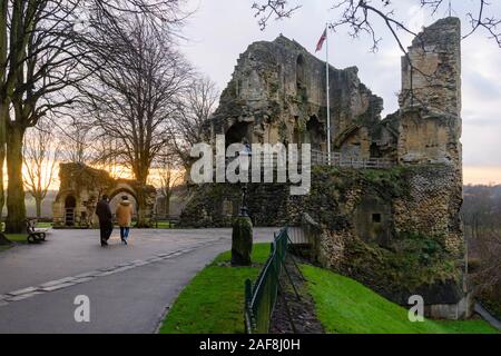 Am Abend Sonnenuntergang und zwei Leute zusammen Wandern im malerischen Park, der von mittelalterlichen Turm halten & Ruinen von knaresborough Schloss - North Yorkshire, England, GB, UK. Stockfoto