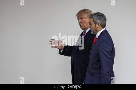 Washington DC, USA. 13 Dez, 2019. Präsident Donald Trump und Paraguay Präsident Mario Abdo Benitez zu Fuß das Oval Office im Weißen Haus in Washington, DC am Freitag, 13. Dezember 2019. Foto von Tasos Katopodis/UPI Quelle: UPI/Alamy leben Nachrichten Stockfoto