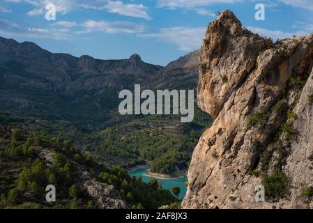 Kletterwände in Guadalest eine kleine Stadt in der Nähe der Costa Blanca Küste mit azurblauen See in den Bergen, Guadalest, Costa Blanca, Alicante Stockfoto