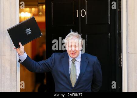 Downing Street, London, UK. 13. Dez 2019 - Der britische Premierminister und Führer der Konservativen Partei, Boris Johnson, Wellen, die das Medium nach dem Konservativen Partei gewinnt eine Mehrheit bei der Bundestagswahl 2019. Credit: Dinendra Haria/Alamy leben Nachrichten Stockfoto