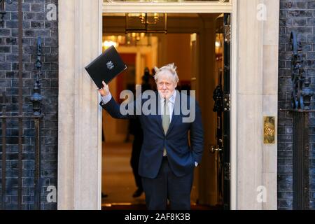 Downing Street, London, UK. 13. Dez 2019 - Der britische Premierminister und Führer der Konservativen Partei, Boris Johnson, Wellen, die das Medium nach dem Konservativen Partei gewinnt eine Mehrheit bei der Bundestagswahl 2019. Credit: Dinendra Haria/Alamy leben Nachrichten Stockfoto
