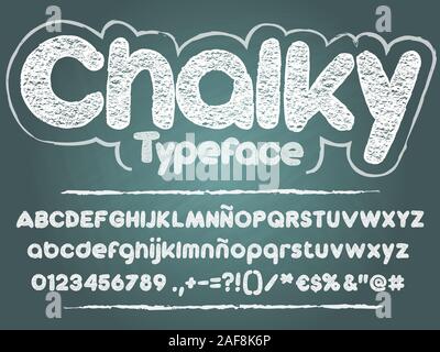 Chalk Font. Handschriftliche Sans Serif abgerundete kreidige Schrift auf schwarzen Brett Hintergrund. Vektor Alphabet mit Zahlen und Glyphen. Stock Vektor