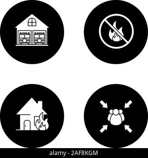 Die Brandbekämpfung Glyphe Symbole gesetzt. Brennendes Haus, Feuerwache, Sammelplatz im Brandfall, bonfire Verbot. Vektor weisse Silhouetten Abbildungen in Schwarz c Stock Vektor