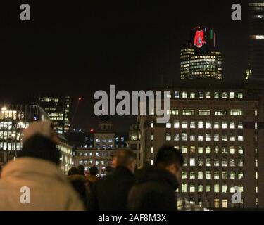 City of London, London, Großbritannien, 13. Dezember 2019. Es ist Weihnachten Jumper Day und das Management von Tower 42, einem hohen Bürogebäude in der City of London haben beschlossen, mit dem Geist der Dinge gehen und ändern Sie die Gebäude üblichen Weihnachtsbaum Display zu einem großen Weihnachtsbaum Jumper. Save the Children's Christmas Jumper Day ist am Freitag, den 13. Dezember dieses Jahres. Kredit: Imageplotter/Alamy Live Nachrichten Stockfoto