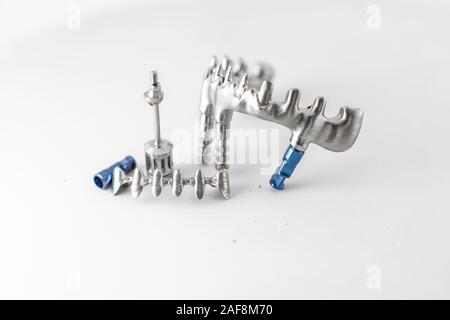 Close-up Studio Schuß auf geschliffenem Metallrahmen für Zahnimplantate auf dem weißen Hintergrund. Konzept der neuen Technologien in der zahnmedizinischen Prothetik Stockfoto