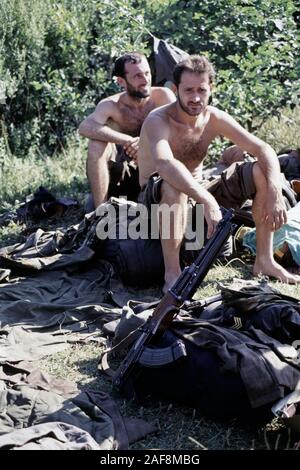 13. August 1993 während des Krieges in Bosnien: BSA (bosnisch-serbischen) Soldaten in der heißen Sonne auf Bjelašnica Berge entspannen Sie sich nach heftigen Kämpfen mit ARBiH Kräfte. Stockfoto