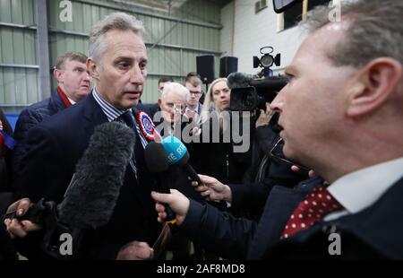 Der DUP-Abgeordnete Ian Paisley Jnr diskutiert mit der BBC-Reporterin Enda McClafferty in der Meadowbank Sports Arena in Magherafelt Co Londonderry, während die Zählung bei den Wahlen in Westminster fortgesetzt wird. Stockfoto