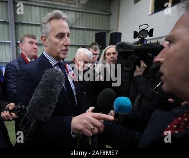 DUP MP Ian Paisley Jnr hat eine Diskussion mit dem BBC Reporter Enda McClafferty bei Meadowbank Stadion in Magherafelt Co Londonderry als zählen in Westminster. Stockfoto