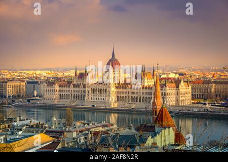 Blick auf die Stadt Budapest mit Donau und Parlament, Ungarn. Stockfoto