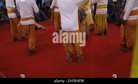 Dhaka, Bangladesch. 13 Dez, 2019. Hindu devotees durchführen Kirtan (Religion Performance Kunst) während einer jährlichen Festival an einem Tempel in Dhaka. Credit: MD Mehedi Hasan/ZUMA Draht/Alamy leben Nachrichten Stockfoto