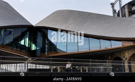 Kohle Tropfen Yard Retail Development außen in der Nähe von King's Cross, ehemaligen viktorianischen Gebäuden und küssen Dach, London, UK Stockfoto