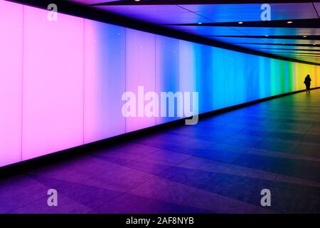 Der King's Cross Tunnel, einer Fußgängerampel Tunnel mit LED'Art Wall' im Pride Regenbogen Farben für Stolz Monat, London, UK beleuchtet Stockfoto