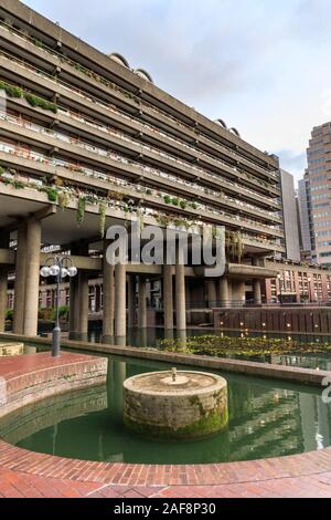 Barbican Estate, außen, 60er Jahre konkrete brutalist Architektur und Wohnungsbau in der Stadt von London, Großbritannien Stockfoto