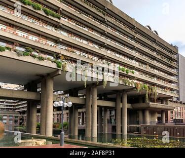 Barbican Estate, außen, 60er Jahre konkrete brutalist Architektur und Wohnungsbau in der Stadt von London, Großbritannien Stockfoto