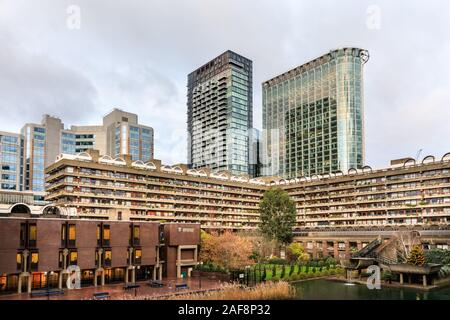 Barbican Estate, außen, 60er Jahre konkrete brutalist Architektur und Wohnungsbau in der Stadt von London, Großbritannien Stockfoto