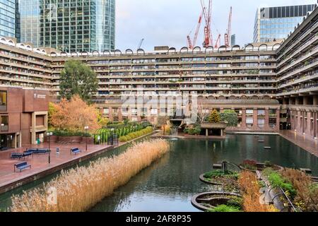 Barbican Estate, außen, 60er Jahre konkrete brutalist Architektur und Wohnungsbau in der Stadt von London, Großbritannien Stockfoto