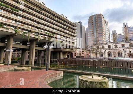 Barbican Estate, außen, 60er Jahre konkrete brutalist Architektur und Wohnungsbau in der Stadt von London, Großbritannien Stockfoto