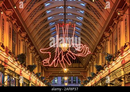 An Weihnachten Leadenhall Market, mit 'Quelle' von Patrick Tuttofuoco, neon Hände Kommunikation mittels Gebärdensprache, Skulptur in der Stadt, London, UK Stockfoto