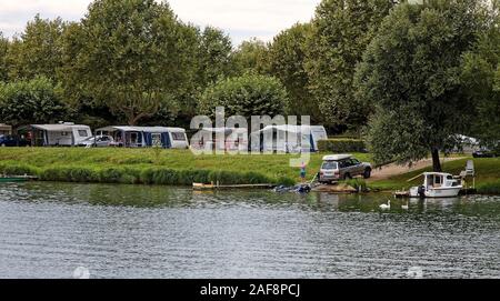 Camper, Riverside, Boot, Wohnmobile, Wohnmobile, Markisen, Gras, Bäume, Ferien, Freizeit, Soane Fluss, Frankreich, Sommer; horizontal Stockfoto