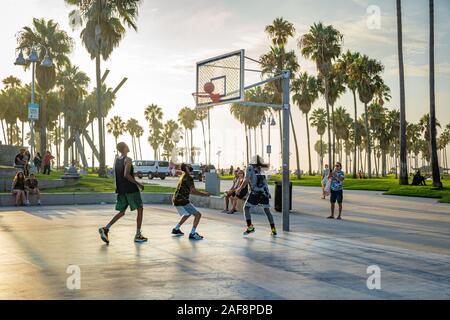 LOS ANGELES - 3. SEPTEMBER 2019: Ein basketball Rennen auf dem Ozean Küste im Rahmen der Muscle Beach Stockfoto