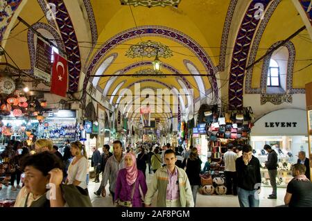 Der große Basar (Kapalicarsi) in Istanbul ist eine der größten überdachten Märkte in der Welt mit 60 Straßen und 5.000 Geschäften. Türkei Stockfoto