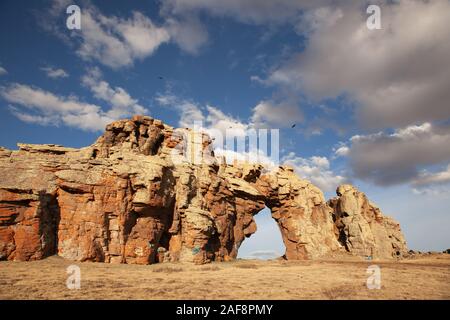 Rock arch in der Mongolei in bewölkten Tag Stockfoto