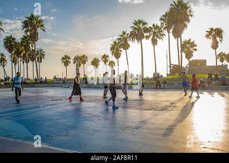 LOS ANGELES - September 3, 2019: Männer Basketball spielen im Freien Gericht am Muscle Beach Stockfoto