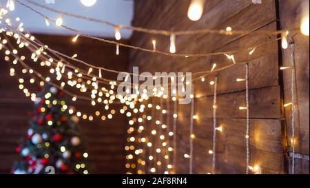 Weihnachtsschmuck am Weihnachtsbaum auf girlande Hintergrund Stockfoto