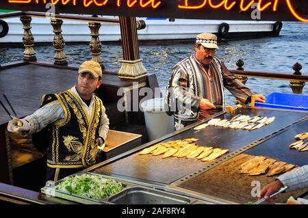 Gebratener Fisch Verkäufer in der Nähe der Galata-Brücke. Eminönü, Istanbul. Türkei Stockfoto